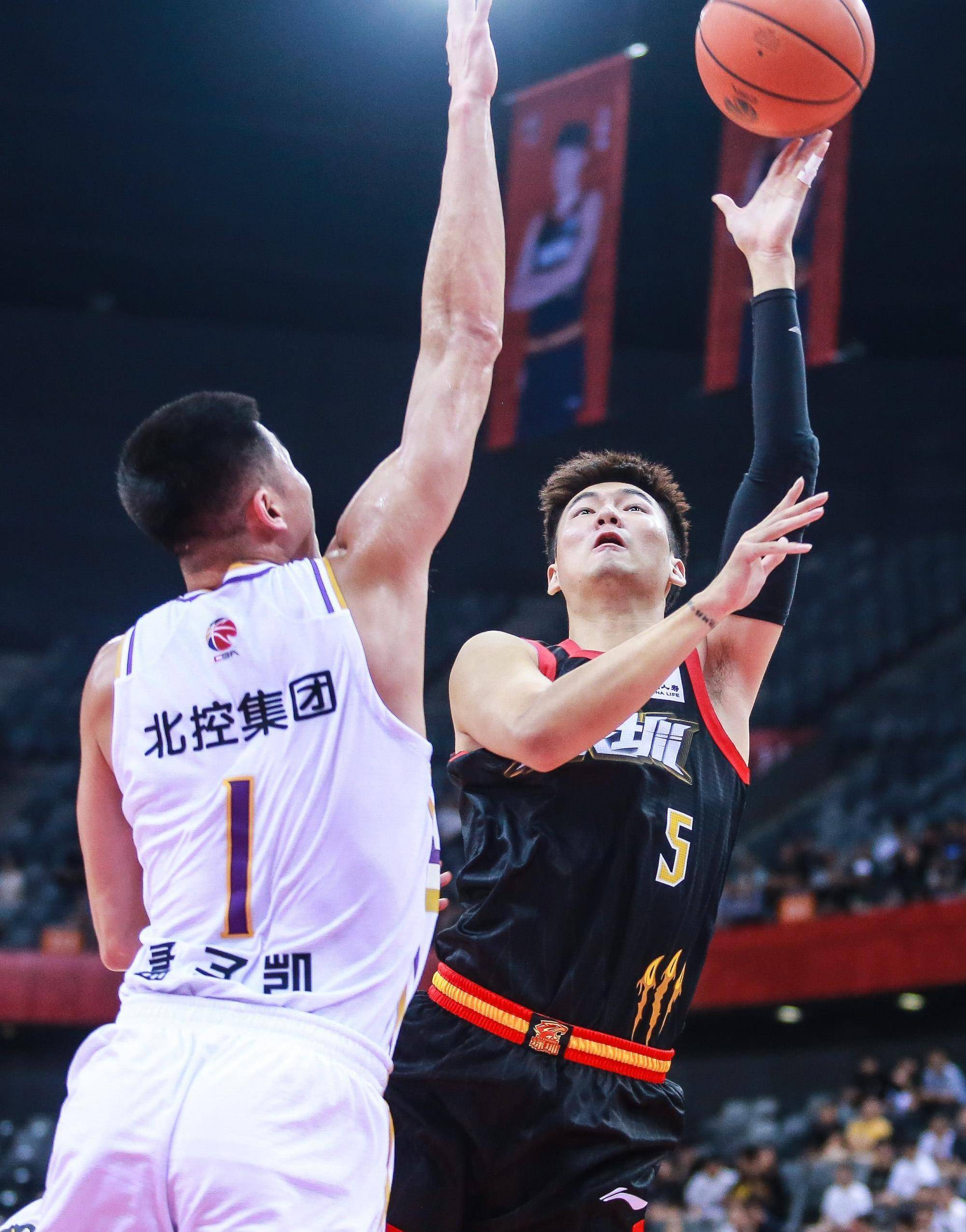 关键时刻多伦多猛龙调整名单以备CBA常规赛；远射贴柱环节打磨；更衣室稳定；球探报告显示潜力(cba20242025常规赛广东队对青岛)