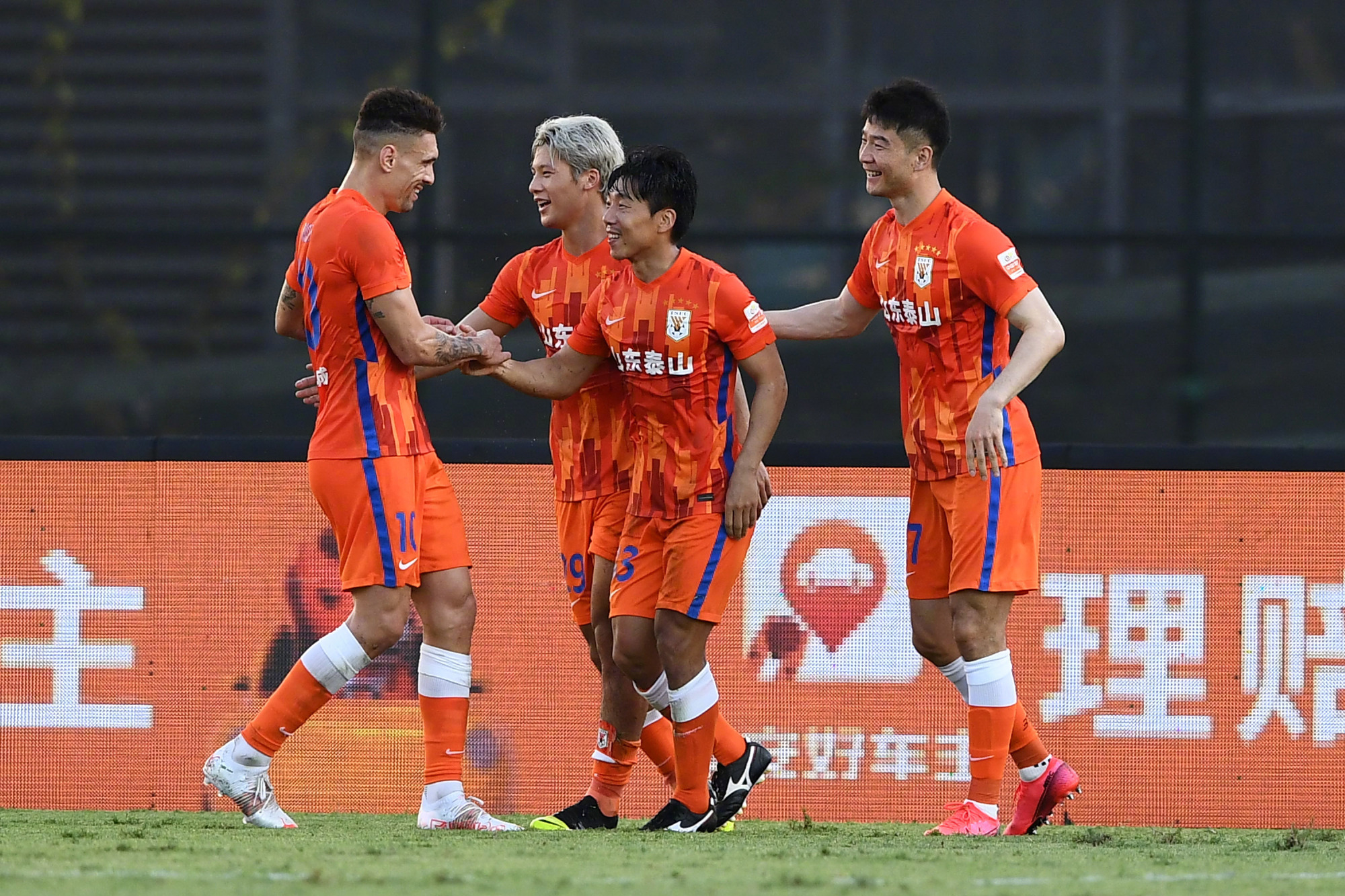 集结日山东泰山备战德国杯，防线松动细节曝光，气氛紧张，数据趋势出现新变化 