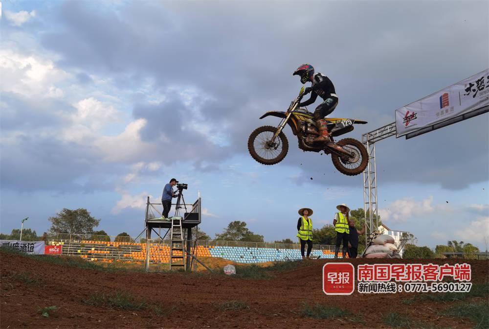 瓦伦西亚训练开放日，清晨内部沟通引欢呼，葡超在即，临场指挥获称赞(穆尼里奥下课后曼联输瓦伦西亚)