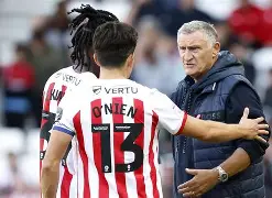 德罗巴裁判吹哨继续进攻吃牌的视频